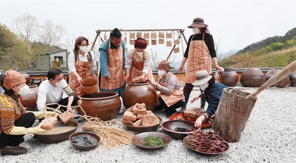 함양군 휴천면 지리산 천경원의 장 담그기.