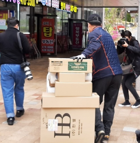 문앞 배송 이날 기지회견이 끝나고 한 택배기사가 택배 수레를 끌면서 공원용 아파트 문 앞에 배송을 하기 위해 가고 있다. 