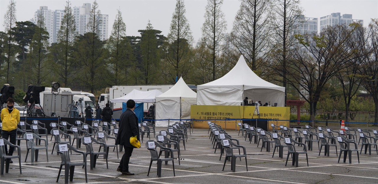 세월호 참사 7주기 행사가 개최되는 경기 안산시 단원구 화랑유원지 주차장에 참석자를 위한 의자가 놓여있다. 