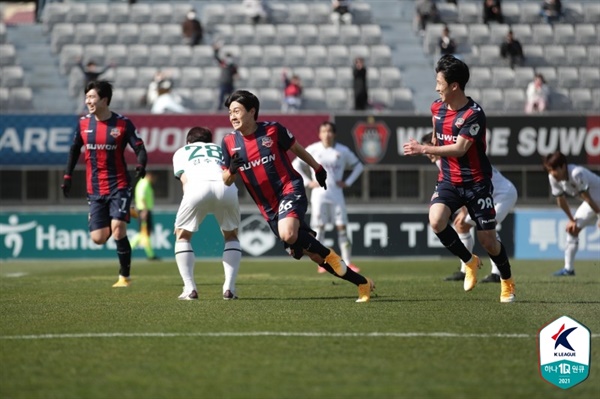  수원FC는 17일 수원종합경기장에서 열린 하나원큐 K리그1 10라운드 강원FC와 맞대결에서 2-1로 승리했다. 