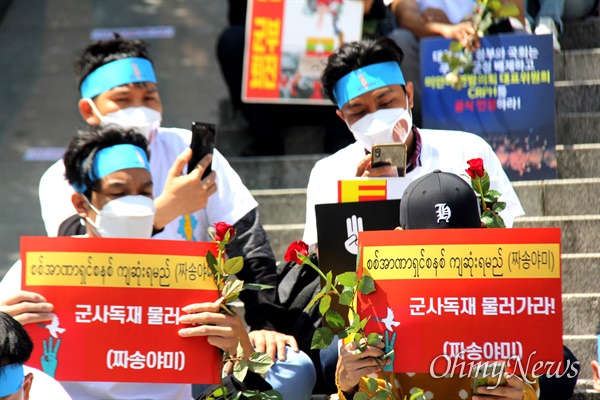 4월 18일 오후 창원역 계단에서 열린 "미얀마 민주화를 위한 연대집회".