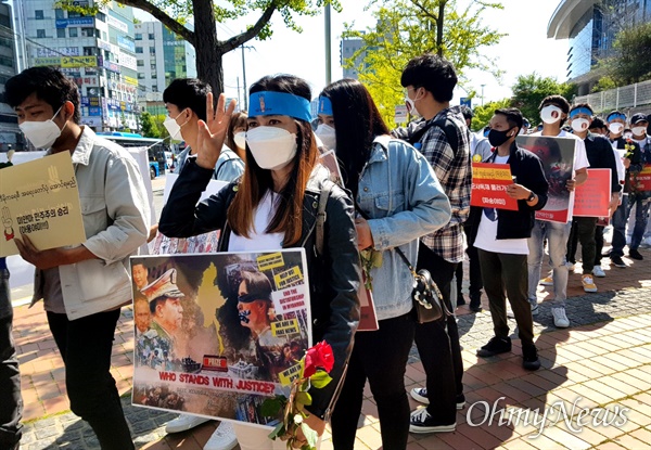 4월 18일 오후 창원역 계단에서 열린 "미얀마 민주화를 위한 연대집회" 뒤 거리행진.