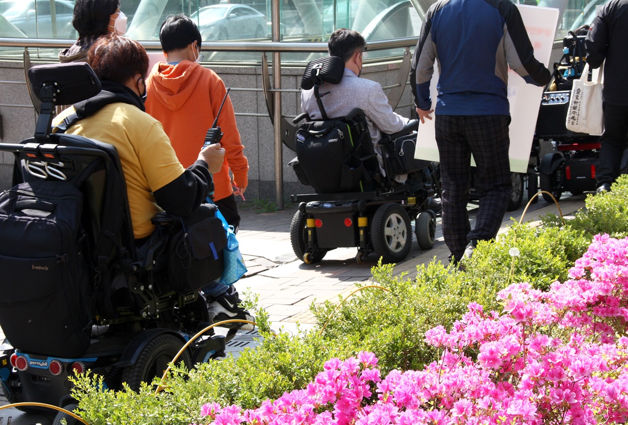  행진 중 - 부서지고 손상된 보도블럭은 장애인은 물론 비장애인인 보행자에게도 불편과 위험을 유발한다.