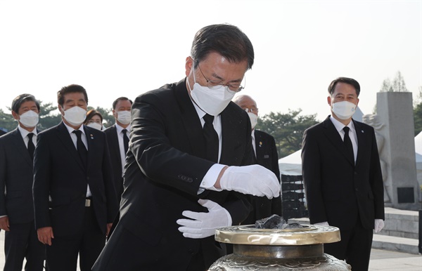 문재인 대통령이 19일 오전 서울 강북구 국립 4.19 민주묘지 기념탑에서 분향하고 있다. 