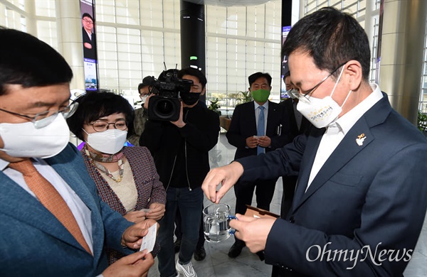 박남춘 인천시장이 4월 15일 인천테크노파크에서 열린 4월 공사공단 간담회에 참석한 기관장들에게 비누로 쓸 수 있는 'I’M BUBBLE' 친환경 명함을 한 장씩 나눠줬다.