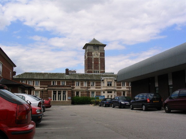 영국 트래포드 종합병원. 이 병원은 이전엔 파크 병원(park hospital)으로 불렸다. 1948년 7월 5일 영국의 모든 병원이 국유화되자 NHS의 탄생을 상징하는 곳이 됐다. 