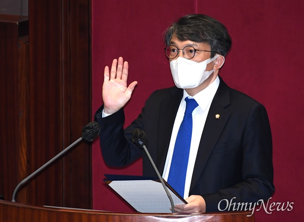 열린민주당 김진애 의원의 사퇴로 비례대표직을 승계받은 김의겸 의원이 19일 오후 서울 여의도 국회 본회의에서 의원 선서를 하고 있다.