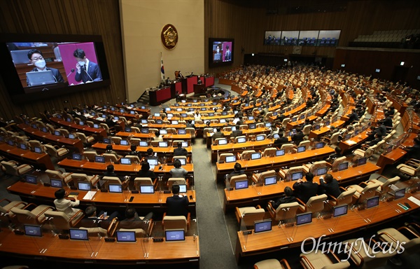 19일 서울 여의도 국회 본회의에서 정치·외교·통일·안보 분야 대정부질문이 진행되고 있다.