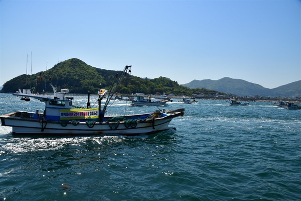 경남 거제지역 수산어업인들이 일본 정부의 원전 방사능 오염수 방류 결정을 규탄하며 19일 오후 구조라항에서 성명서를 발표하고 해상시위를 벌였다.