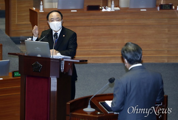  홍남기 국무총리 직무대행이 19일 오후 서울 여의도 국회 본회의에서 열린 정치·외교·통일·안보분야 대정부 질문에서 국민의힘 정진석 의원 질의에 답변하고 있다.