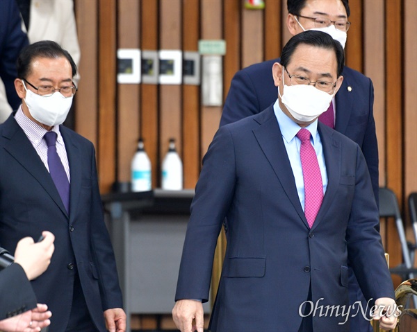 국민의힘 주호영 원내대표 겸 대표 권한대행이 20일 국회에서 열린 원내대책회의에 참석하고 있다. 