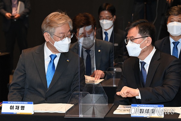 이재명 경기도지사(왼쪽)와 정성호 국회 예산결산특별위원회 위원장(더불어민주당)이 20일 서울 여의도 글래드호텔에서 열린 '경기도, 청소·경비노동자 휴게시설 개선 국회 토론회'에서 대화하고 있다.