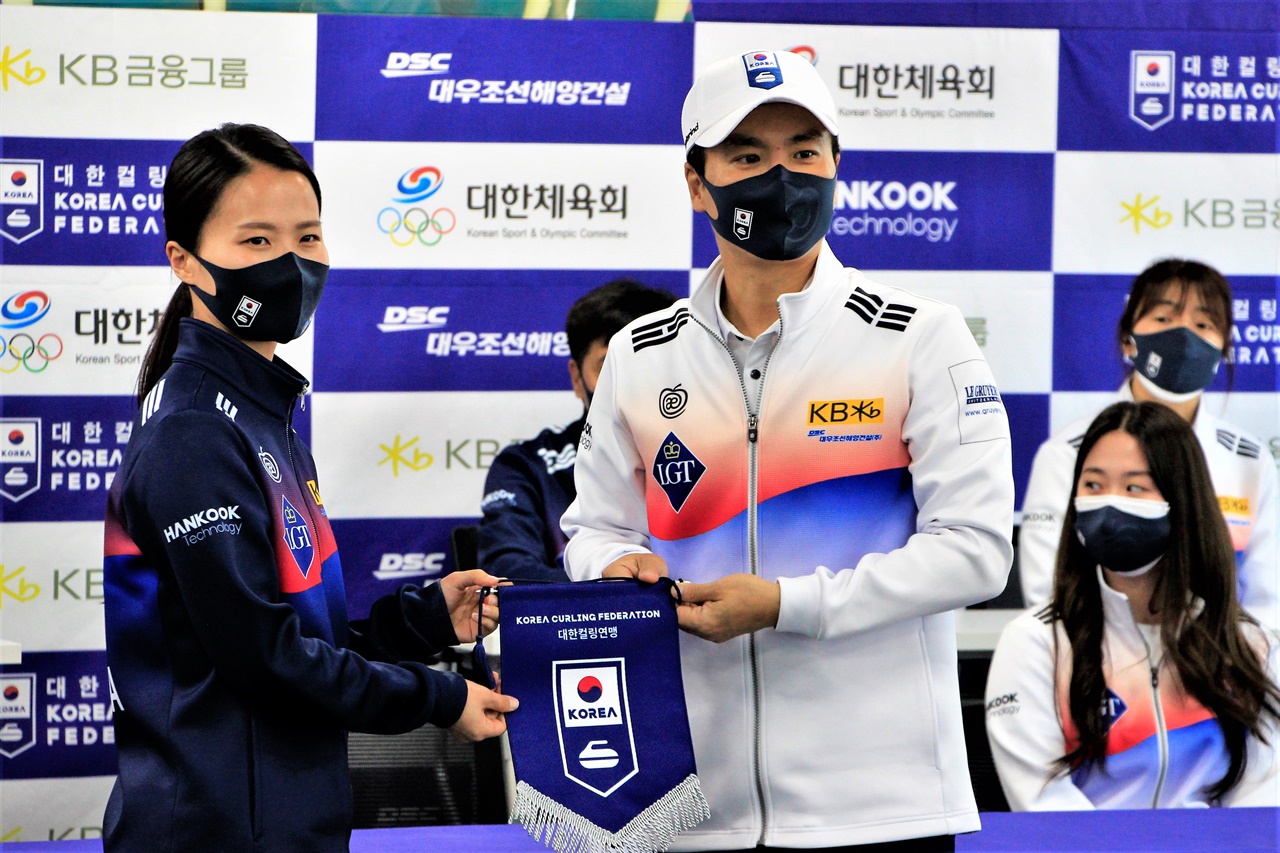  김용빈 대한컬링연맹 회장(오른쪽)이 강릉시청 김은정 선수에게 국가대표팀 팬던트를 수여하고 있다.