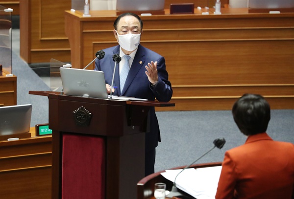 홍남기 국무총리 직무대행이 20일 오후 국회 본회의에서 열린 경제분야 대정부 질문에서 국민의힘 김은혜 의원으로부터 향후 코로나19 백신 확보 여부 등에 대한 질문에 답하고 있다.