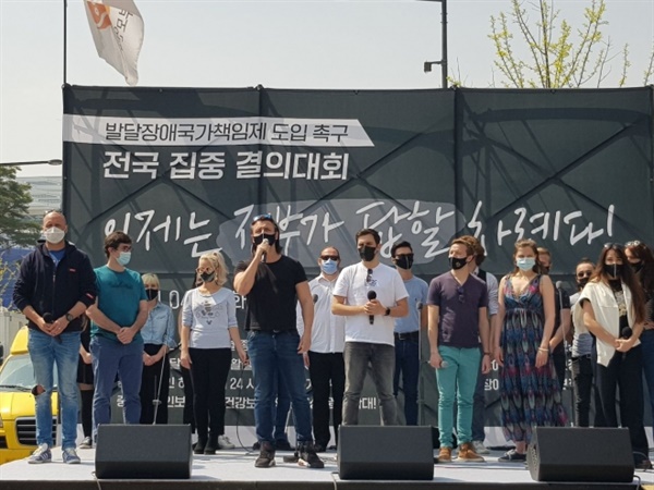 레미제라블 오리지널팀이 20일 보건복지부 앞에서 '하루만 더'를 부르고 있다.