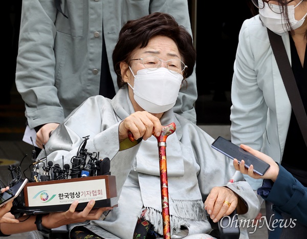 일본군 위안부 피해자 이용수 할머니가 지난 4월 21일 오전 서울 서초구 서울중앙지방법원에서 열린 일본군 위안부 피해자와 유족들이 일본을 상대로 제기한 2차 손해배상 청구 소송 선고공판에 참석한 뒤 법정을 나서며 재판부의 각하 판결에 실망하고 있다.