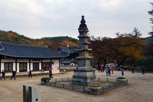 2-공주 마곡사 오층석탑 키가 크고 홀쭉한 고려시대 전형적인 탑으로 티베트의 라마탑인, 속칭 풍마동을 상륜부(탑 윗부분)에 얹고 있는 탑이다. 