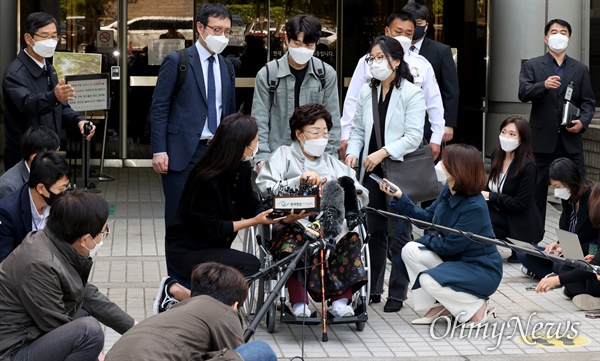  일본군 위안부 피해자 이용수 할머니가 21일 오전 서울 서초구 서울중앙지방법원에서 열린 일본군 위안부 피해자와 유족들이 일본을 상대로 제기한 2차 손해배상 청구 소송 선고공판에 참석한 뒤 법정을 나서며 재판부의 각하 판결에 실망하고 있다.