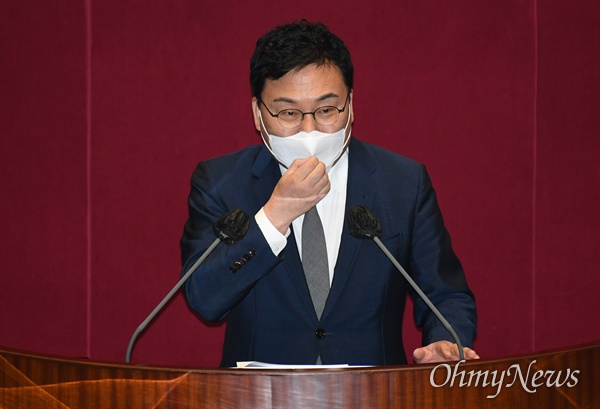 무소속 이상직 의원이 21일 서울 여의도 국회에서 열린 본회의에서 본인의 체포동의안에 대해 신상발언하고 있다.