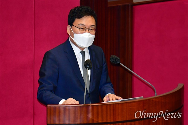 무소속 이상직 의원이 2021년 4월 21일 서울 여의도 국회에서 열린 본회의에서 본인의 체포동의안에 대해 신상발언하고 있다.