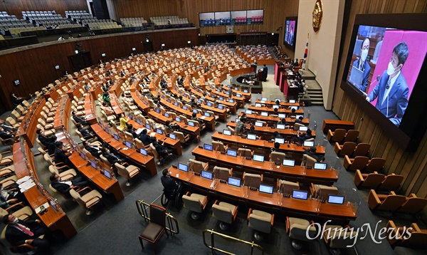  더불어민주당 의원 보좌진의 코로나19 확진 판정으로 29일 예정됐던 국회 법제사법위원회 전체회의와 본회의 개회 여부가 불투명해졌다. 사진은 지난 21일 진행된 국회 교육·사회·문화 분야 대정부질문 모습.