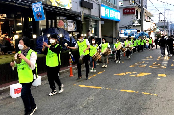 21일 저녁 창원진해 석동근린공원에서 열린 “진해미군세균전부대 추방을 위한 문화제”