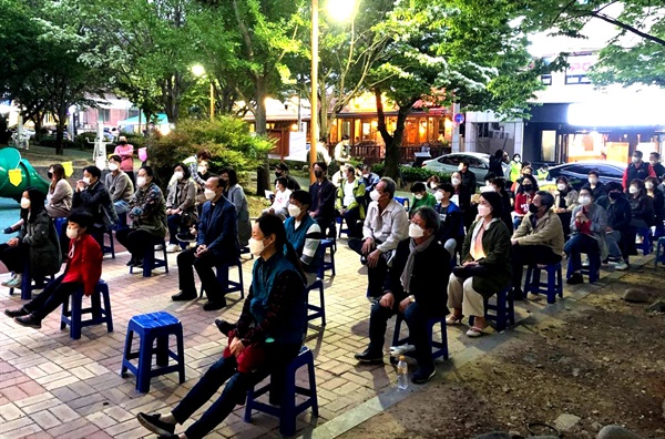 21일 저녁 창원진해 석동근린공원에서 열린 “진해미군세균전부대 추방을 위한 문화제”