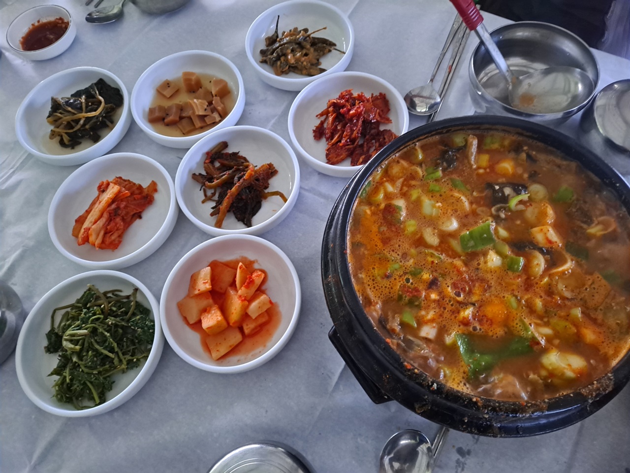 
된장 베이스로 끓여낸 메기+참게탕은 그 맛이 천하 일미다.