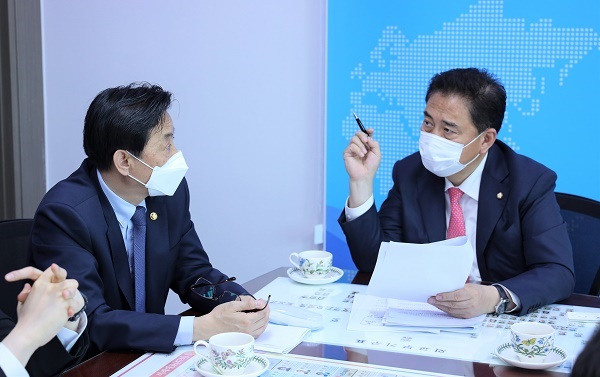 박진 의원(오른쪽)이 21일 국회의원회관에서 국토교통부 황성규 차관을 만나 지역 현안에 대해 논의하고 있다.