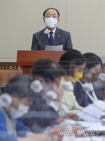  홍남기 국무총리 직무대행이 22일 오후 서울 여의도 국회에서 열린 기획재정위원회 전체회의에서 발언을 하고 있다.