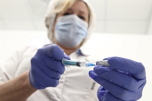 러시아에서 한 간호사가 임시 코로나19 예방 접종 장소에서 주사기에 Gam-COVID-Vac(스푸트니크 V) 백신을 주입하고 있다.