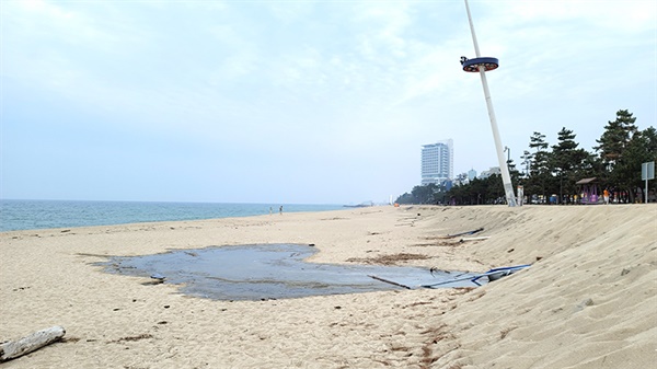강원 강릉시 경포해변 모래사장에 넓게 고여있는 오염수