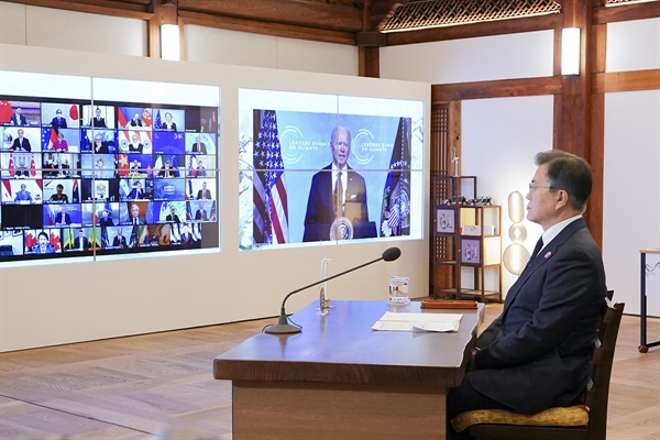 지난 4월 22일 문재인 대통령이 청와대 상춘재에서 화상으로 열린 기후정상회의에 참석해 조 바이든 미국 대통령의 발언을 경청하고 있다.