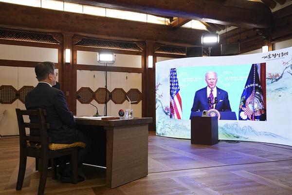 문재인 대통령이 22일 청와대 상춘재에서 화상으로 열린 기후정상회의에 참석해 조 바이든 미국 대통령의 발언을 경청하고 있다. 