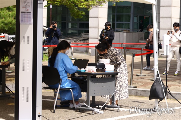 23일 오전 서울 관악구 서울대학교 자연과학대 앞에서 코로나19 신속분자진단검사가 시범실시 되고 있다.