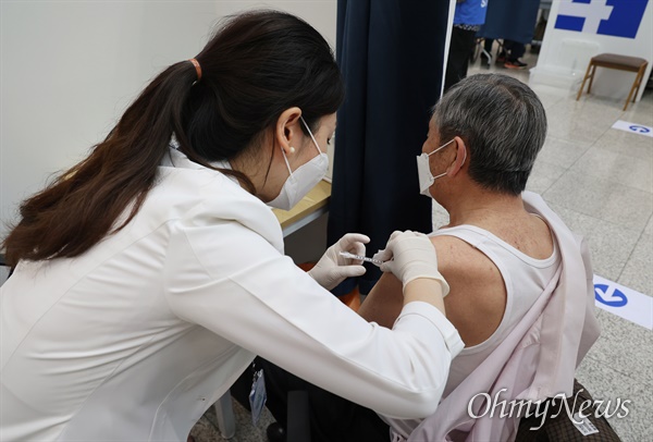 지난 4월 22일 오후 서울 용산구 용산아트홀에 마련된 백신접종센터에서 신종 코로나바이러스 감염증(코로나19) 화이자 백신 접종이 진행됐다.