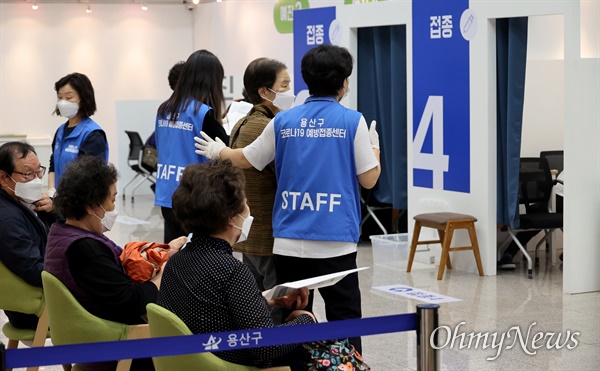 75세 이상 어르신들이 2월 22일 오전 서울 용산구 용산아트홀에 마련된 백신접종센터에서 신종 코로나바이러스 감염증(코로나19) 화이자 백신을 접종 받고 있다.