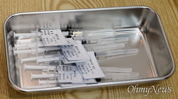 코로나 19 백신 주사(자료사진). 4월 23일 서울 용산구 용산아트홀 백신접종센터에서 의료진이 준비한 주사기들이 놓여있는 모습.