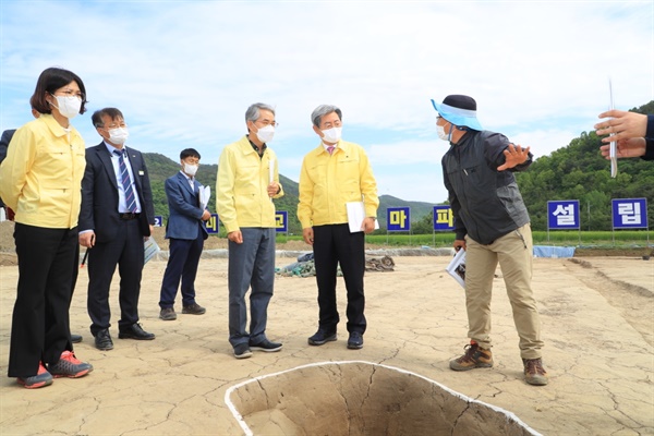 박종훈 경남교육감과 오태완 의령군수가 23일 경남미래테마파크 조성 현장을 찾아 협의했다.