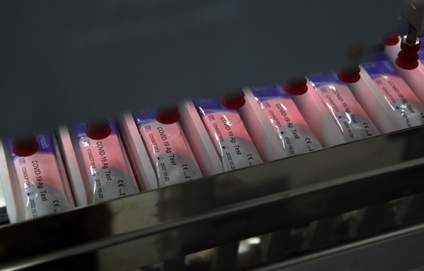 23일 오후 경기도 휴마시스 군포공장에서 신종 코로나바이러스 감염증(코로나19) 자가검사키트가 생산되고 있다.