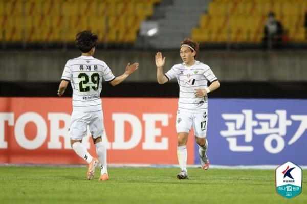  전북의 외국인 선수 쿠니모토가 강원전 동점골 이후 동료와 기쁨을 나누고 있다.