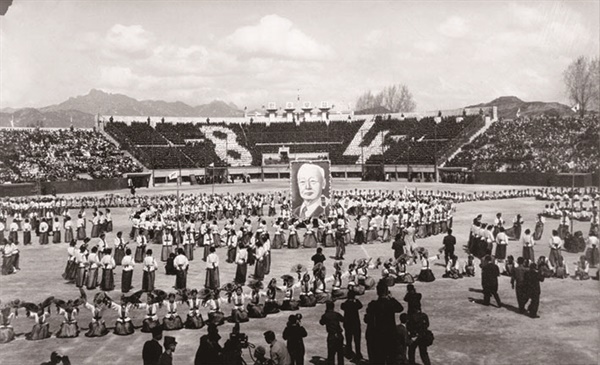 1959년 이승만 대통령의 생일을 기념한 매스 게임에 동원된 학생들의 모습
