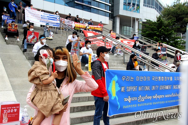 경남이주민연대, 한국미얀마연대, 경남이주민센터는 25일 오후 창원역 광장에서 “미얀마 민주주의 염원 일요시위-미얀마 학살주범 아세안 정상회의 참여 규탄 및 미얀마 민주주의 승리 결의 대회”를 열었다.