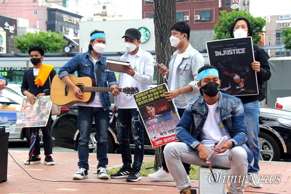 경남이주민연대, 한국미얀마연대, 경남이주민센터는 25일 오후 창원역 광장에서 “미얀마 민주주의 염원 일요시위-미얀마 학살주범 아세안 정상회의 참여 규탄 및 미얀마 민주주의 승리 결의 대회”를 열었다.