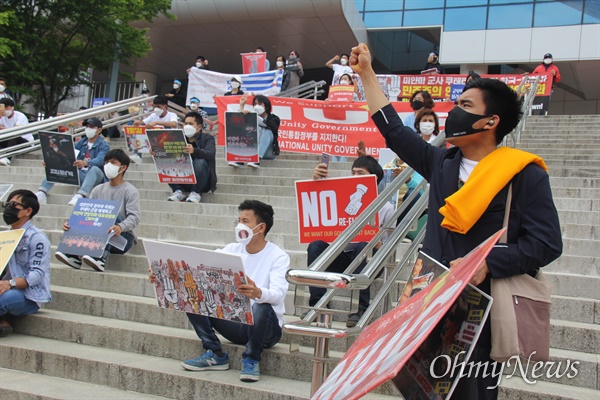 경남이주민연대, 한국미얀마연대, 경남이주민센터는 25일 오후 창원역 광장에서 “미얀마 민주주의 염원 일요시위-미얀마 학살주범 아세안 정상회의 참여 규탄 및 미얀마 민주주의 승리 결의 대회”를 열었다.