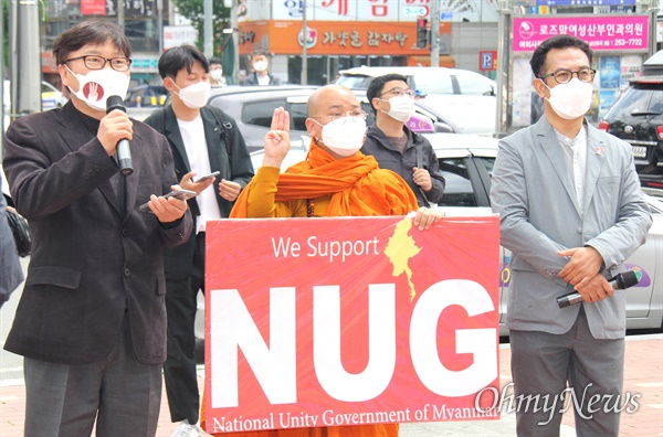 경남이주민연대, 한국미얀마연대, 경남이주민센터는 25일 오후 창원역 광장에서 “미얀마 민주주의 염원 일요시위-미얀마 학살주범 아세안 정상회의 참여 규탄 및 미얀마 민주주의 승리 결의 대회”를 열었다.