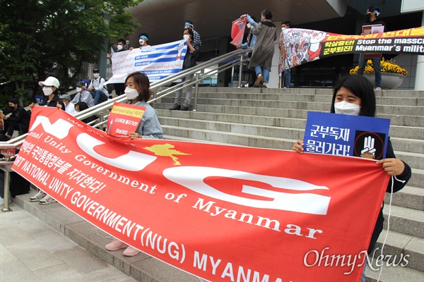 경남이주민연대, 한국미얀마연대, 경남이주민센터는 25일 오후 창원역 광장에서 “미얀마 민주주의 염원 일요시위-미얀마 학살주범 아세안 정상회의 참여 규탄 및 미얀마 민주주의 승리 결의 대회”를 열었다.