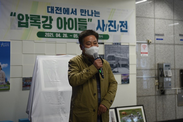 26일 오후 1시 40분에 도시철도 1호선 시청역에서 개최된 개막식에서 조천현 작가가 인사말을 하고 있다.