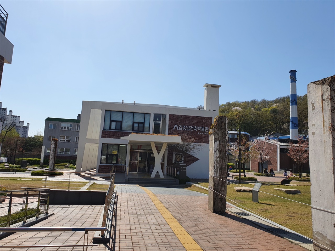 한국 근현대 건축의 거장 김중업이 건축한 유유산업의 공장건물을 활용하여 그의 작품세계를 모아놓은 박물관이 들어서게 되었다. 그의 작품세계를 이해하는 데 좋은 박물관이다.