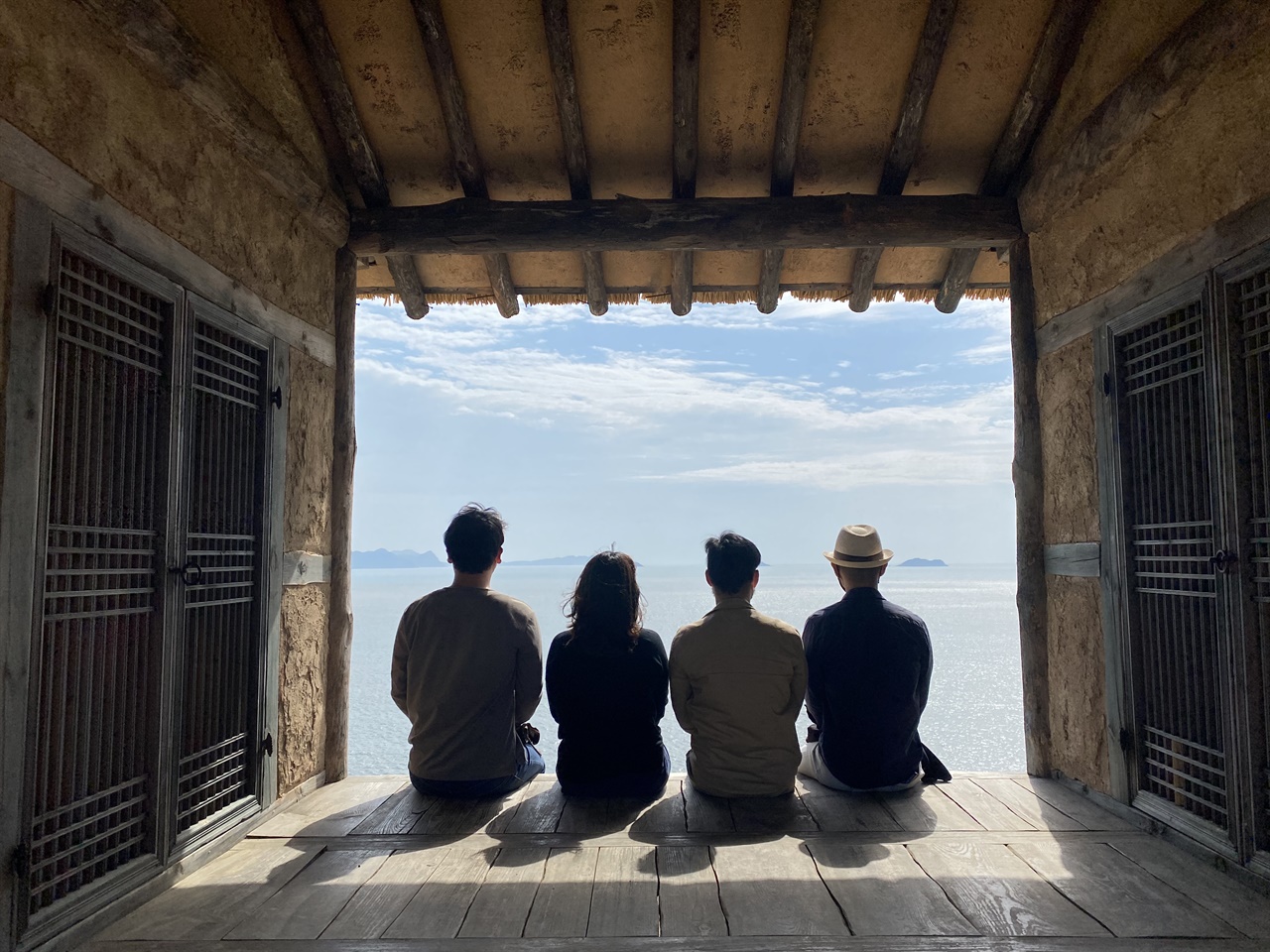 섬마을인생학교 4인 프로그램 참가자들이 영화 자산어보 촬영지(신안군 도초도)에서 서남해안을 바라보고 있다.